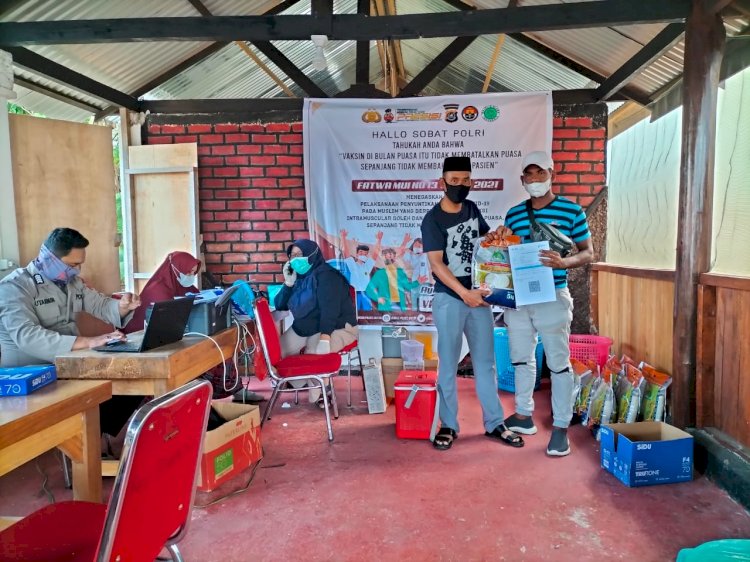 Bulan Puasa, Polsek Pasarwajo Gelar Vaksinasi serta Bagikan Sembako