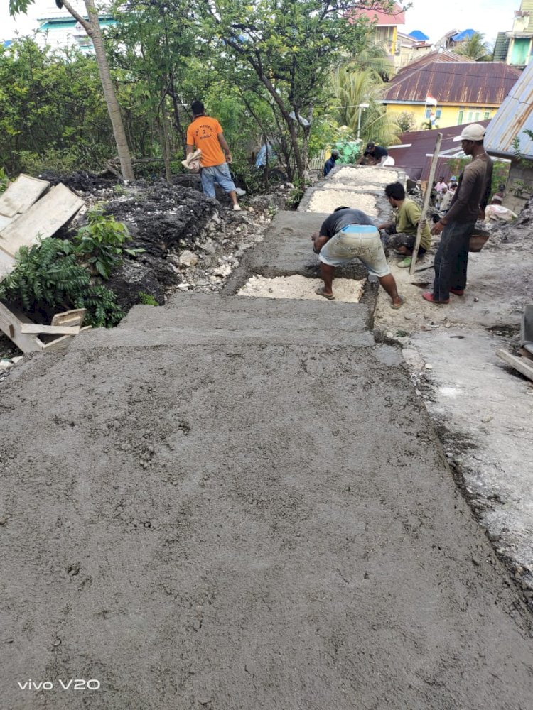 Pembangunan Rabat Beton Jalan Lingkungan Desa Holimombo Mulai Dikerjakan