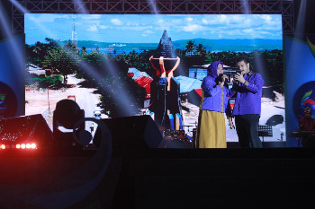 Bupati Buton Pukau Penonton dengan Lagu “Sope-Sope” di Harmoni Sultra