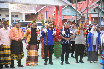 Pemerintah Kabupaten Buton bersama Pemerintah Provinsi Sulawesi Tenggara memperkuat komitmen dalam memajukan potensi pariwisata berbasis masyarakat. Langkah ini diwujudkan melalui pembukaan perhelatan Wasuemba EXO 2026 yang berlangsung meriah di Halaman Kantor Desa Wasuemba, Kecamatan Wabula, Rabu sore (26/8/2026). (Foto: Agung - Kominfo)