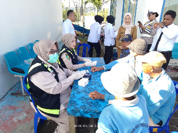 Kapolres Buton, AKBP Ali Rais Ndraha, S.H., S.I.K., M.MTr., menemui langsung para buruh di Halaman Kantor Syahbandar Pelabuhan Banabungi, Kecamatan Pasarwajo, Kabupaten Buton, Sulawesi Tenggara, Selasa (28/04/2026). (Foto: George Ronald Lesse)