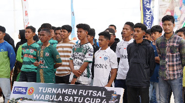 Bupati Buton Alvin Akawijaya Putra, S.H., secara resmi membuka Turnamen Futsal Wabula Satu Cup 4 yang digelar di Lapangan Futsal Wabula I, Senin sore (20 Oktober 2025). (Foto: Agung - Kominfo)