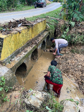 Wabup Buton Gercep! Usai Imami Shalat Jumat, Langsung Turun ke Lokasi Banjir di Matawia