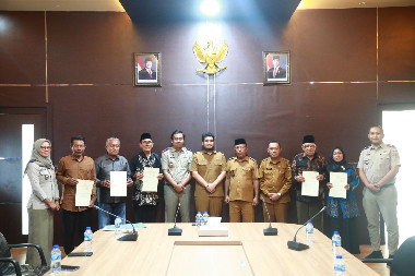 Pemkab Buton Serahkan 189 Sertifikat Tanah PTSL kepada Warga Desa Wabula 1
