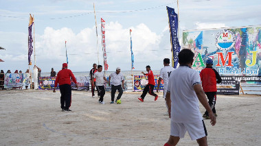 Bupati Buton Alvin Akawijaya Putra, S.H., secara resmi membuka Turnamen Futsal Wabula Satu Cup 4 yang digelar di Lapangan Futsal Wabula I, Senin sore (20 Oktober 2025). (Foto: Agung - Kominfo)