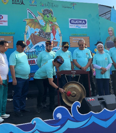 Wamendagri Bima Arya Sugiarto Buka Festival Pesona Perairan Kota Baubau