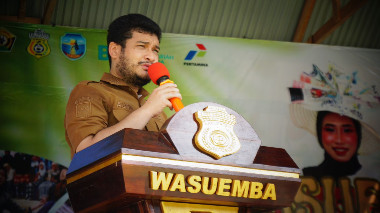 Bupati Buton Alvin Akawijaya Putra, S.H., menegaskan komitmennya untuk mengembangkan sektor pariwisata Desa Wasuemba melalui sejumlah program strategis yang akan segera direalisasikan. Hal ini disampaikan saat membuka secara resmi kegiatan Wasuemba Expo pada Selasa siang, 28 Oktober 2025. (Foto: Agung - Kominfo)