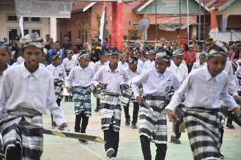 Tari Mangaru yang diperagakan oleh pelajar dalam ajang pembukaan perhelatan Wasuemba EXO 2026 yang berlangsung meriah di Halaman Kantor Desa Wasuemba, Kecamatan Wabula, Rabu sore (26/8/2026). (Foto: Agung - Kominfo)