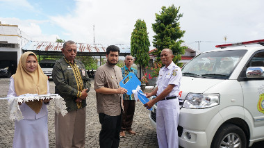 Pemerintah Kabupaten Buton kembali menunjukkan komitmennya dalam meningkatkan kualitas layanan kesehatan masyarakat. Bupati Buton Alvin Akawijaya Putra, S.H., secara resmi menyerahkan tujuh unit mobil ambulans baru kepada tujuh Puskesmas penerima dalam acara yang digelar di Rumah Jabatan Bupati Buton, Minggu pagi (26/10/2025). (Foto: Agung - Kominfo)