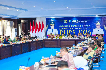 Wakil Bupati Buton Syarifudin Saafa, S.T., mewakili Bupati Buton, menghadiri Rapat Umum Pemegang Saham (RUPS) PT BPR Bahteramas se-Sulawesi Tenggara (Perseroda) Tahun Buku 2025, di Aula Merah Putih Rumah Jabatan Gubernur Sultra, Kamis sore (11/6/2026). (Foto: Akbar Haiqal Hat - kominfo)