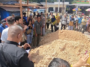 Bupati Buton Temui Langsung Pedagang Pasar Kaloko, Cari Solusi Bersama Terkait Penataan Pasar (Foto: Isrimewa)