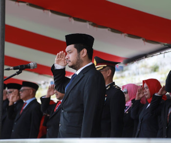 Bupati Buton Alvin Akawijaya Putra, S.H., memimpin langsung Upacara Peringatan Hari Lahir (Harlah) Pancasila Tahun 2026 tingkat Kabupaten Buton yang digelar di Alun-alun Takawa, Kompleks Perkantoran Pemkab Buton, Pasarwajo, Senin (1/6/2026). (Foto: Agung - Kominfo)