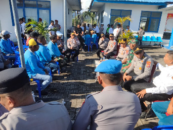 Kapolres Buton, AKBP Ali Rais Ndraha, S.H., S.I.K., M.MTr., menemui langsung para buruh di Halaman Kantor Syahbandar Pelabuhan Banabungi, Kecamatan Pasarwajo, Kabupaten Buton, Sulawesi Tenggara, Selasa (28/04/2026). (Foto: George Ronald Lesse)