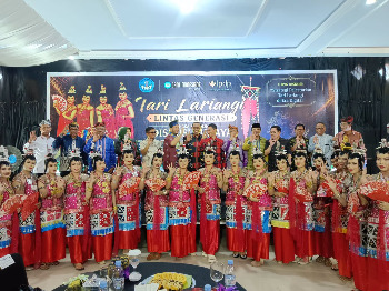 Bupati Buton Alvin Akawijaya Putra, S.H., menghadiri kegiatan Pagelaran Tari Lariangi Lintas Generasi dan Diskusi Budaya yang diselenggarakan di Gedung Arasalana, Kota Baubau, Minggu (5/6/2026). (Foto:  Yunaldi Indra - DisKominfo Buton)