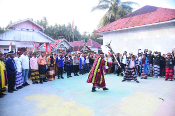 Tari penyambutan dalam ajang pembukaan perhelatan Wasuemba EXO 2026 yang berlangsung meriah di Halaman Kantor Desa Wasuemba, Kecamatan Wabula, Rabu sore (26/8/2026). (Foto: Agung - Kominfo)