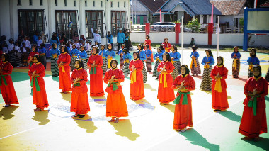 Bupati Buton Alvin Akawijaya Putra, S.H., menegaskan komitmennya untuk mengembangkan sektor pariwisata Desa Wasuemba melalui sejumlah program strategis yang akan segera direalisasikan. Hal ini disampaikan saat membuka secara resmi kegiatan Wasuemba Expo pada Selasa siang, 28 Oktober 2025. (Foto: Agung - Kominfo)