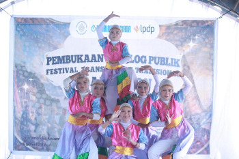 Penari pembuka pada acara Festival Transportasi Tradisional Pulau Buton(Koli-koli) di Teluk Barangka, Kecamatan Kapontori, Kabupaten Buton, Sulawesi Tenggara , Sabtu (18/04/2026). ( Foto : Iwan Darwin - Agung /Kominfo)