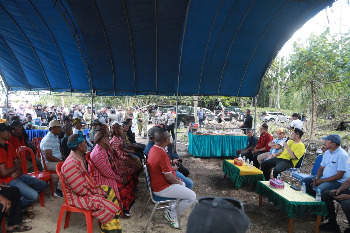 Manfaatkan Hari Libur, Bupati Buton Gelar Kunker Santai Serap Aspirasi Warga di Kecamatan Lasalimu (Foto: Jamal - Prokopim Setda Buton)