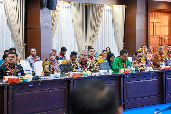 Wakil Bupati Buton Syarifudin Saafa, S.T., mewakili Bupati Buton, menghadiri Rapat Umum Pemegang Saham (RUPS) PT BPR Bahteramas se-Sulawesi Tenggara (Perseroda) Tahun Buku 2025, di Aula Merah Putih Rumah Jabatan Gubernur Sultra, Kamis sore (11/6/2026). (Foto: Akbar Haiqal Hat - kominfo)