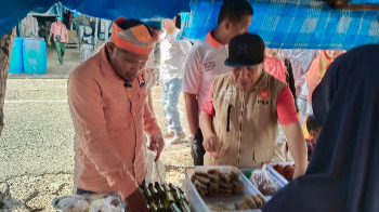 Dalam rangka memperingati Milad ke-24 Partai Keadilan Sejahtera (PKS) secara Nasional, DPD PKS Kabupaten Buton menggelar aksi sosial dengan menyambangi pasar-pasar tradisional di wilayah Kabupaten Buton pada Minggu (3/5/2026). (Foto: La Ampi - Takawa ID)