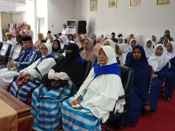 Pemkab Buton Lepas 11 Calon Jemaah Haji 1447 H / 2026 M