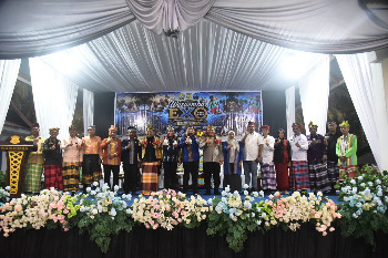Pemerintah Kabupaten Buton bersama Pemerintah Provinsi Sulawesi Tenggara memperkuat komitmen dalam memajukan potensi pariwisata berbasis masyarakat. Langkah ini diwujudkan melalui pembukaan perhelatan Wasuemba EXO 2026 yang berlangsung meriah di Halaman Kantor Desa Wasuemba, Kecamatan Wabula, Rabu sore (26/8/2026). (Foto: Agung - Kominfo)