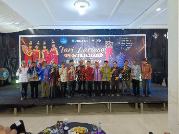 Bupati Buton Alvin Akawijaya Putra, S.H., menghadiri kegiatan Pagelaran Tari Lariangi Lintas Generasi dan Diskusi Budaya yang diselenggarakan di Gedung Arasalana, Kota Baubau, Minggu (5/6/2026). (Foto:  Yunaldi Indra - DisKominfo Buton)