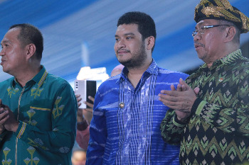 Bupati Buton Alvin Akawijaya Putra, S.H., menghadiri malam pembukaan peringatan Hari Ulang Tahun (HUT) ke-62 Provinsi Sulawesi Tenggara yang berlangsung meriah di Tugu Religi Eks MTQ Kendari, Jumat malam (24/04/2026). (Foto: Agung - Kominfo)