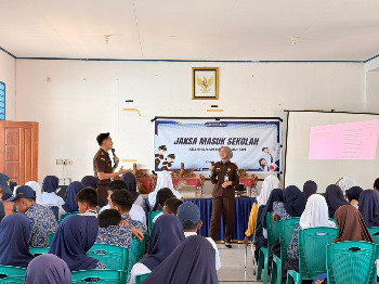 Kejaksaan Negeri (Kejari) Buton kembali menunjukkan komitmennya dalam membentengi generasi muda dari pengaruh negatif melalui program Jaksa Masuk Sekolah (JMS). Kegiatan yang bertujuan meningkatkan kesadaran hukum sejak dini ini digelar di Aula SMP Negeri 1 Buton, Kabupaten Buton, Sulawesi Tenggara, Kamis (16/4/2026). (Foto: Istimewa)