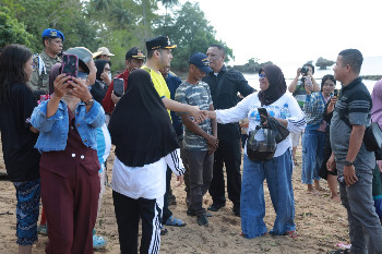 Manfaatkan Hari Libur, Bupati Buton Gelar Kunker Santai Serap Aspirasi Warga di Kecamatan Lasalimu (Foto: Jamal - Prokopim Setda Buton)