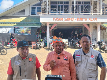 Dalam rangka memperingati Milad ke-24 Partai Keadilan Sejahtera (PKS) secara Nasional, DPD PKS Kabupaten Buton menggelar aksi sosial dengan menyambangi pasar-pasar tradisional di wilayah Kabupaten Buton pada Minggu (3/5/2026). (Foto: La Ampi - Takawa ID)