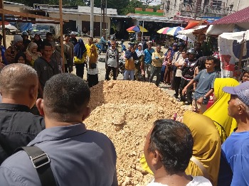 Bupati Buton Temui Langsung Pedagang Pasar Kaloko, Cari Solusi Bersama Terkait Penataan Pasar (Foto: Isrimewa)